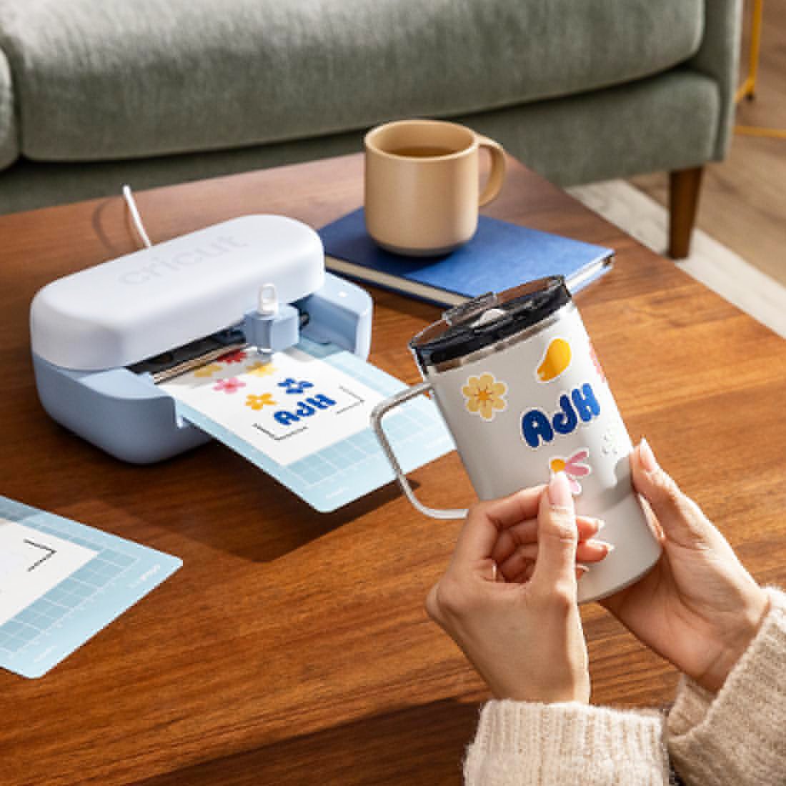 Cricut Joy creando stickers personalizados sobre una mesa