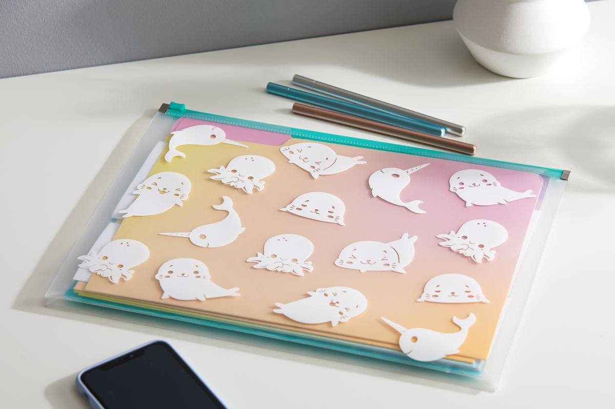 Cartuchera personalizada con stickers hechos con Cricut